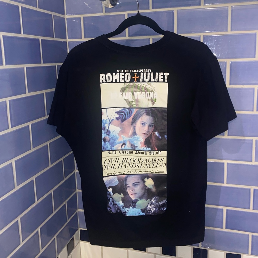 ROMEO AND JULIET GRAPHIC TEE